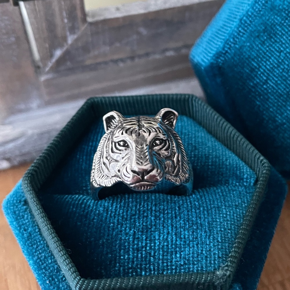 Silver Tiger ring 925 stamped . New and adjustable